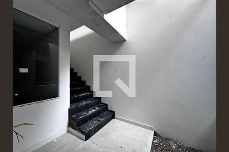 Casa de condomínio à venda com 531m², 4 quartos e 4 vagas Casa de condomínio à venda com 531m², 4 quartos e 4 vagasEntrada Garagem Casa