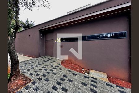 Casa de condomínio à venda com 531m², 4 quartos e 4 vagas Casa de condomínio à venda com 531m², 4 quartos e 4 vagasFachada