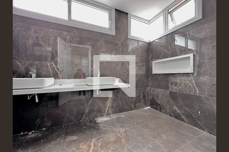 Casa de condomínio à venda com 531m², 4 quartos e 4 vagas Casa de condomínio à venda com 531m², 4 quartos e 4 vagasBanheiro Suíte 1