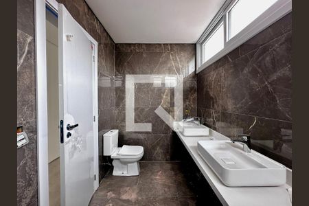 Casa de condomínio à venda com 531m², 4 quartos e 4 vagas Casa de condomínio à venda com 531m², 4 quartos e 4 vagasBanheiro Suíte 1