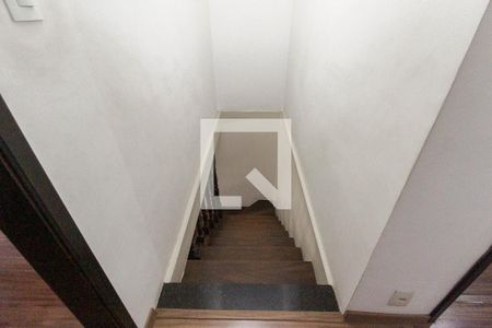 Casa à venda com 376m², 4 quartos e 4 vagas Casa à venda com 376m², 4 quartos e 4 vagasEscada