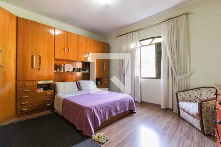 Casa à venda com 376m², 4 quartos e 4 vagas Casa à venda com 376m², 4 quartos e 4 vagasQuarto 4