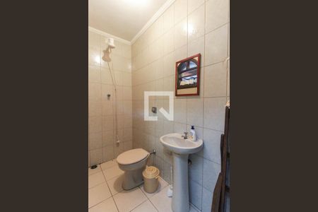 Casa à venda com 376m², 4 quartos e 4 vagas Casa à venda com 376m², 4 quartos e 4 vagasBanheiro de serviço