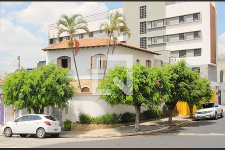 Casa à venda com 250m², 4 quartos e 4 vagasFachada