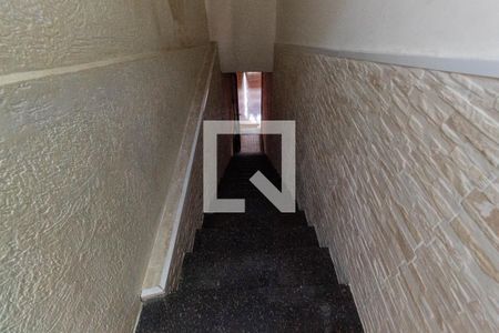 Casa à venda com 200m², 5 quartos e 2 vagas Casa à venda com 200m², 5 quartos e 2 vagasEscada