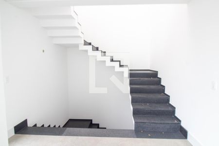 Casa à venda com 686m², 4 quartos e 4 vagasEscadas