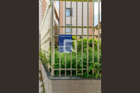 Apartamento à venda com 62m², 2 quartos e sem vagaPlaca de aluga instalada na fachada do prédio (XHAW-237)