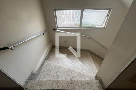 Apartamento para alugar com 70m², 2 quartos e 1 vagaEscada
