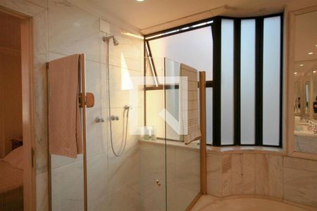 Apartamento à venda com 203m², 4 quartos e 3 vagasBanheiro da Suíte 1