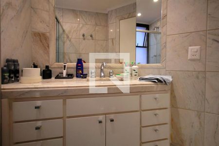 Apartamento à venda com 203m², 4 quartos e 3 vagasBanheiro da Suíte 2