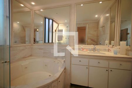 Apartamento à venda com 203m², 4 quartos e 3 vagasBanheiro da Suíte 1