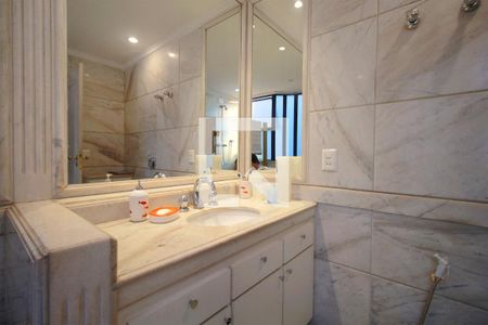 Apartamento à venda com 203m², 4 quartos e 3 vagasBanheiro da Suíte 1