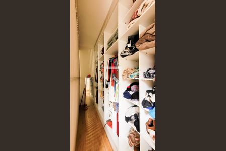 Casa à venda com 350m², 5 quartos e 3 vagas Casa à venda com 350m², 5 quartos e 3 vagasSuíte