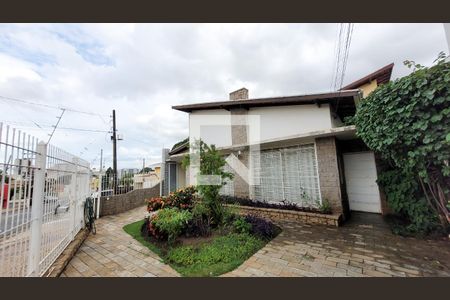 Casa à venda com 350m², 5 quartos e 3 vagas Casa à venda com 350m², 5 quartos e 3 vagasFachada