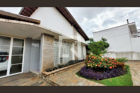 Casa à venda com 350m², 5 quartos e 3 vagas Casa à venda com 350m², 5 quartos e 3 vagasFachada