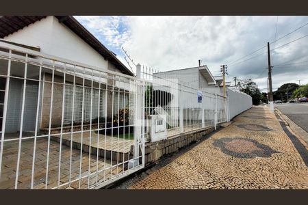 Casa à venda com 350m², 5 quartos e 3 vagas Casa à venda com 350m², 5 quartos e 3 vagasFachada