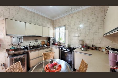 Casa à venda com 350m², 5 quartos e 3 vagas Casa à venda com 350m², 5 quartos e 3 vagasCozinha