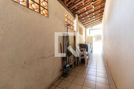 Casa à venda com 120m², 2 quartos e 2 vagasCorredor Lateral