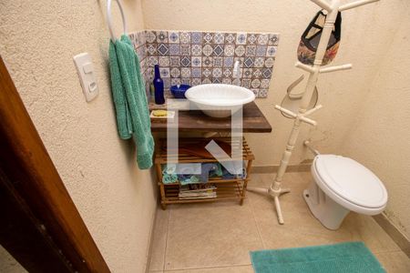 Casa de condomínio à venda com 377m², 3 quartos e 4 vagasBanheiro externo