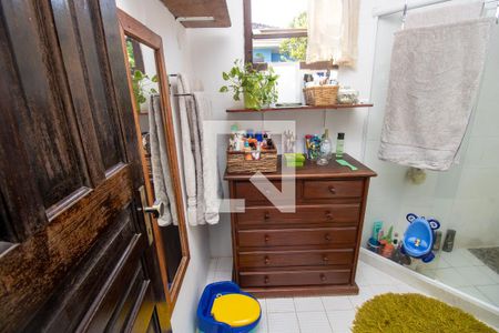 Casa de condomínio à venda com 377m², 3 quartos e 4 vagasBanheiro social segundo piso