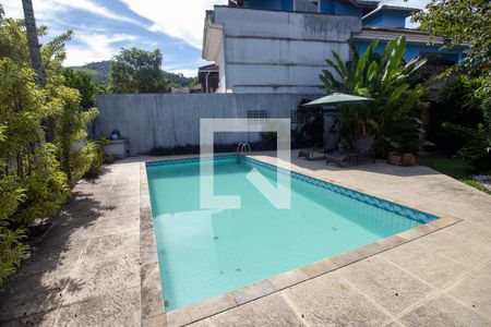 Casa de condomínio à venda com 377m², 3 quartos e 4 vagasPiscina
