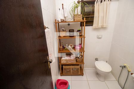 Casa de condomínio à venda com 377m², 3 quartos e 4 vagasLavabo