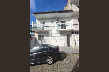 Casa de condomínio à venda com 135m², 3 quartos e 1 vaga Casa de condomínio à venda com 135m², 3 quartos e 1 vagaFachada