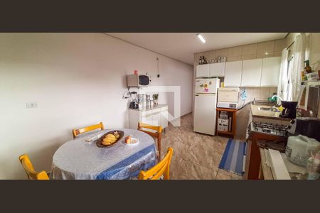 Casa à venda com 198m², 4 quartos e 2 vagas Casa à venda com 198m², 4 quartos e 2 vagasEdícula - Cozinha