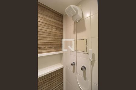 Banheiro de kitnet/studio para alugar com 1 quarto, 38m² em Indianópolis, São Paulo