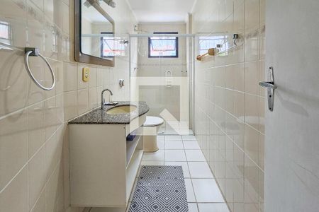Banheiro  de apartamento para alugar com 2 quartos, 80m² em Jardim Las Palmas, Guarujá