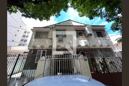 Fachada + plaquinha de casa à venda com 3 quartos, 100m² em Méier, Rio de Janeiro