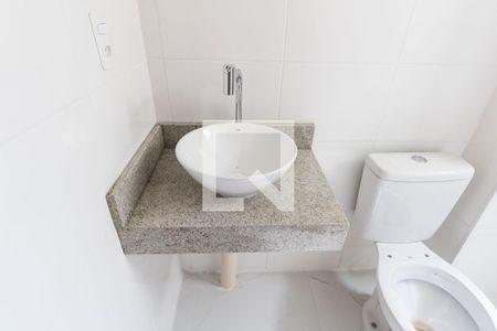 Banheiro de apartamento para alugar com 2 quartos, 42m² em Inhoaíba, Rio de Janeiro