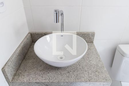 Banheiro de apartamento para alugar com 2 quartos, 42m² em Inhoaíba, Rio de Janeiro