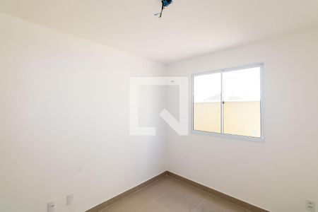 Quarto 2 de apartamento para alugar com 2 quartos, 42m² em Inhoaíba, Rio de Janeiro