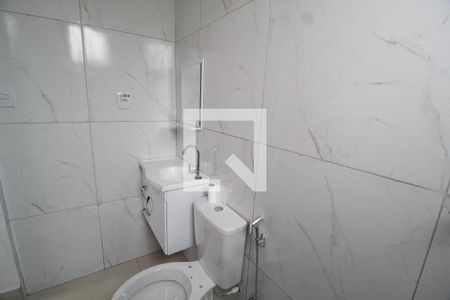Banheiro de kitnet/studio para alugar com 1 quarto, 35m² em Jardim Inconfidência, Uberlândia