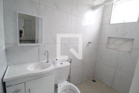 Banheiro de kitnet/studio para alugar com 1 quarto, 35m² em Jardim Inconfidência, Uberlândia
