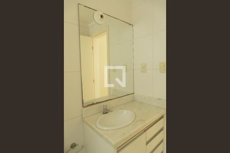 Banheiro de kitnet/studio para alugar com 1 quarto, 23m² em Higienópolis, Porto Alegre