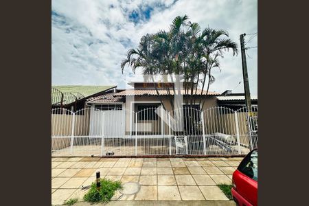 Fachada de casa à venda com 5 quartos, 200m² em Sarandi, Porto Alegre