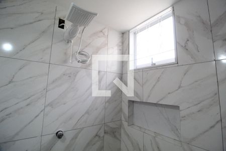 Banheiro de kitnet/studio para alugar com 1 quarto, 35m² em Jardim Inconfidência, Uberlândia