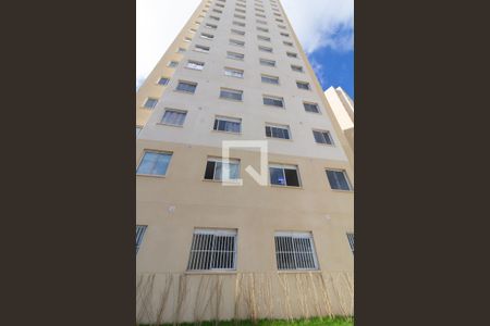 Fachada do bloco com placa de apartamento para alugar com 2 quartos, 34m² em Colônia (zona Leste), São Paulo