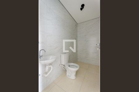 Banheiro de kitnet/studio para alugar com 1 quarto, 40m² em Jardim Jaragua (sao Domingos), São Paulo