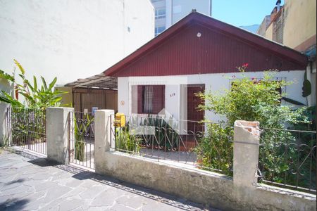 Fachada de casa à venda com 3 quartos, 230m² em Passo da Areia, Porto Alegre