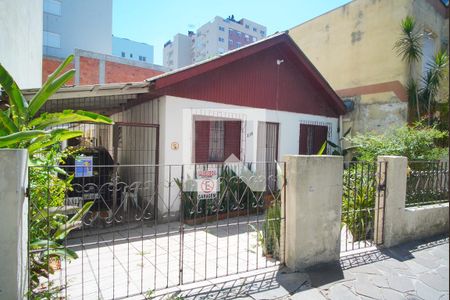 Fachada de casa à venda com 3 quartos, 230m² em Passo da Areia, Porto Alegre