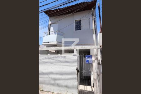 Fachada e placa de casa para alugar com 1 quarto, 42m² em Parque Santo Antônio, São Paulo
