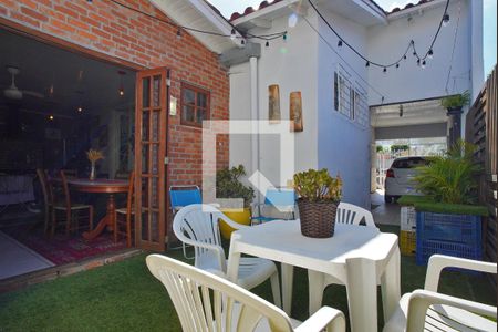 Quintal - Fundos de casa à venda com 3 quartos, 250m² em Sarandi, Porto Alegre