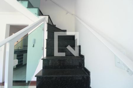 Escada de casa de condomínio para alugar com 3 quartos, 100m² em Pedreira, São Paulo