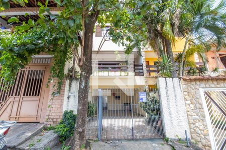 Fachada de casa à venda com 3 quartos, 225m² em Km 18, Osasco