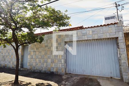 Casa à venda com 175m², 3 quartos e 3 vagasFachada
