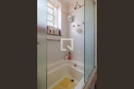Banheiro de apartamento à venda com 3 quartos, 76m² em Jardim Botânico, Porto Alegre