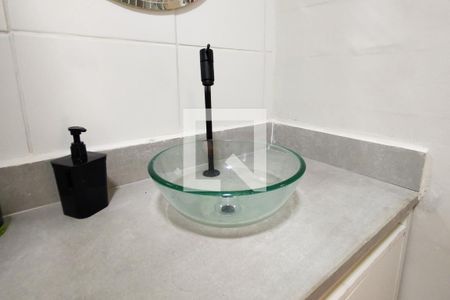 Banheiro de casa de condomínio para alugar com 2 quartos, 70m² em Vila Caiçara, Praia Grande